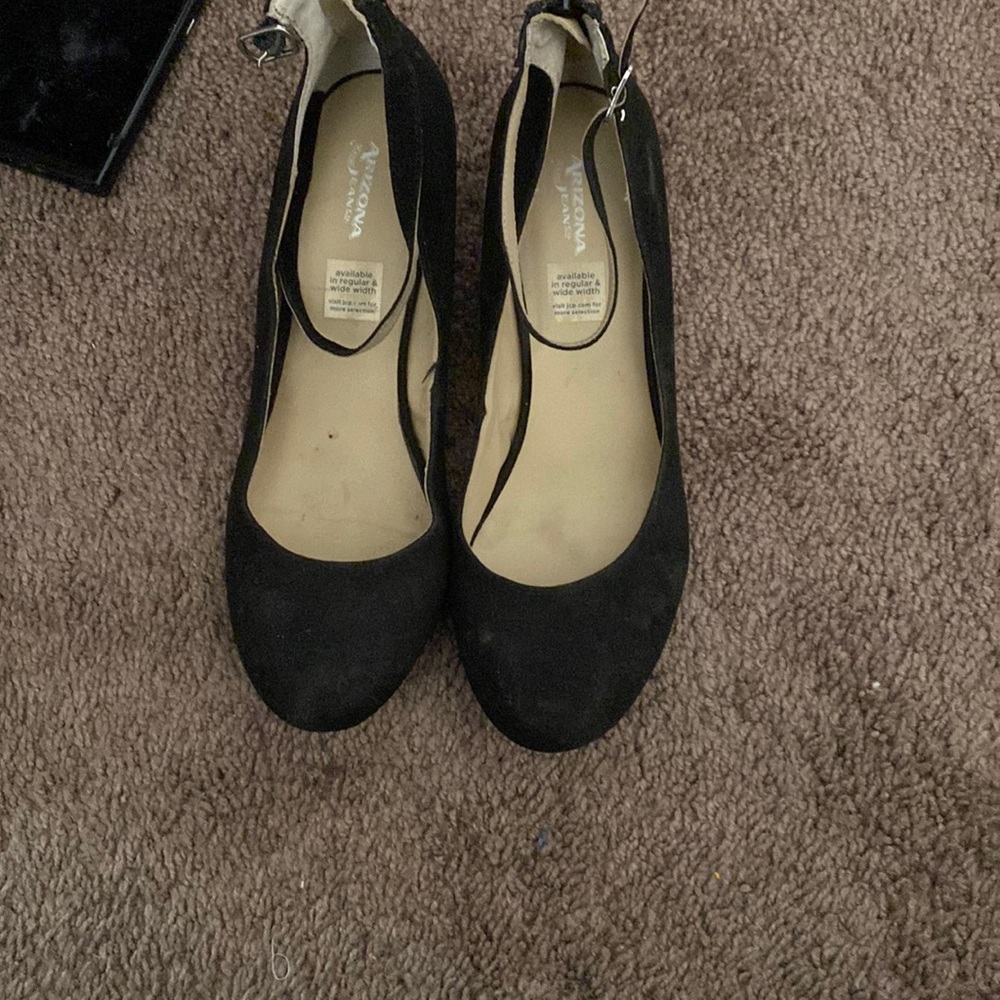 Black wedges